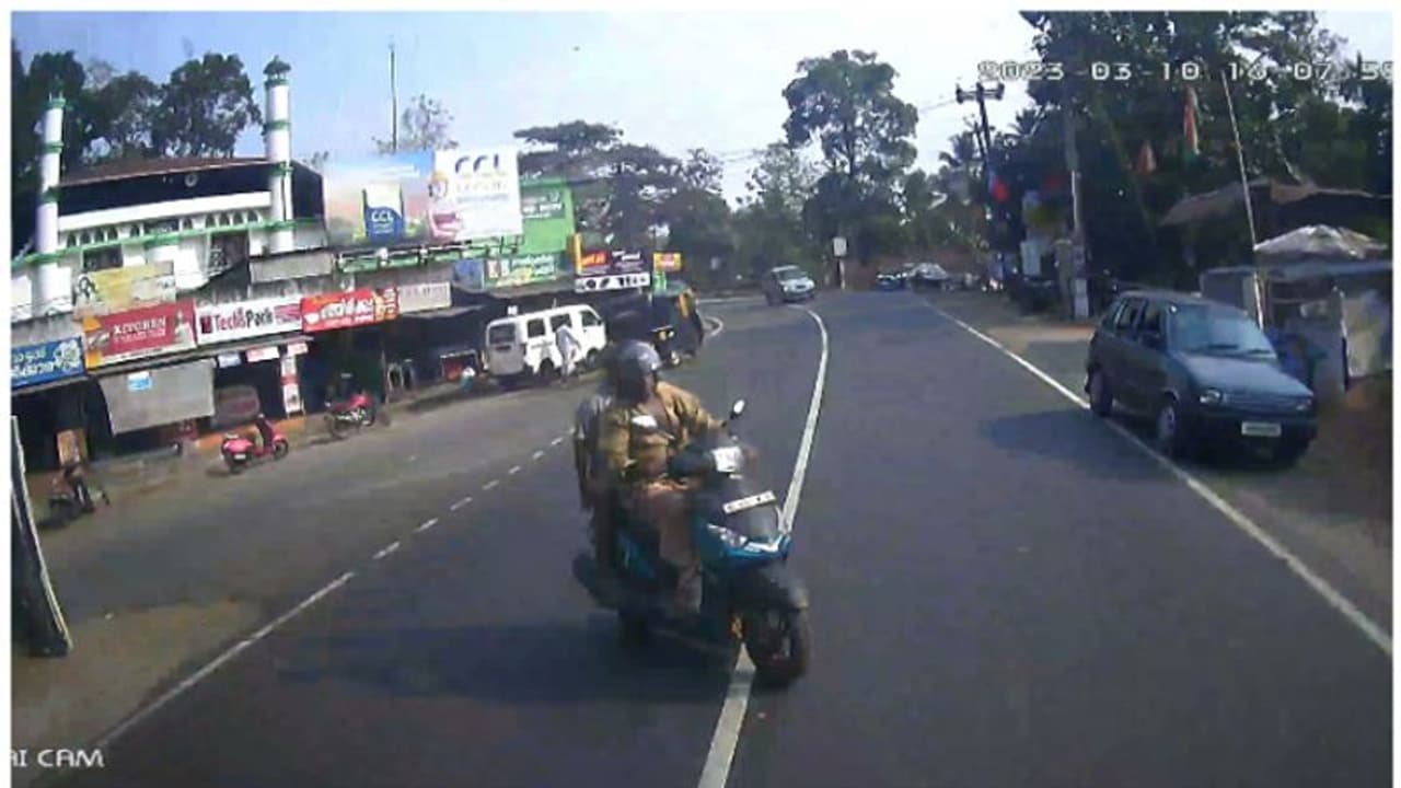 குமரியில் பயங்கரம்; அடுத்தடுத்து வாகனங்கள் மோதி விபத்து: 4 பேர் படுகாயம்