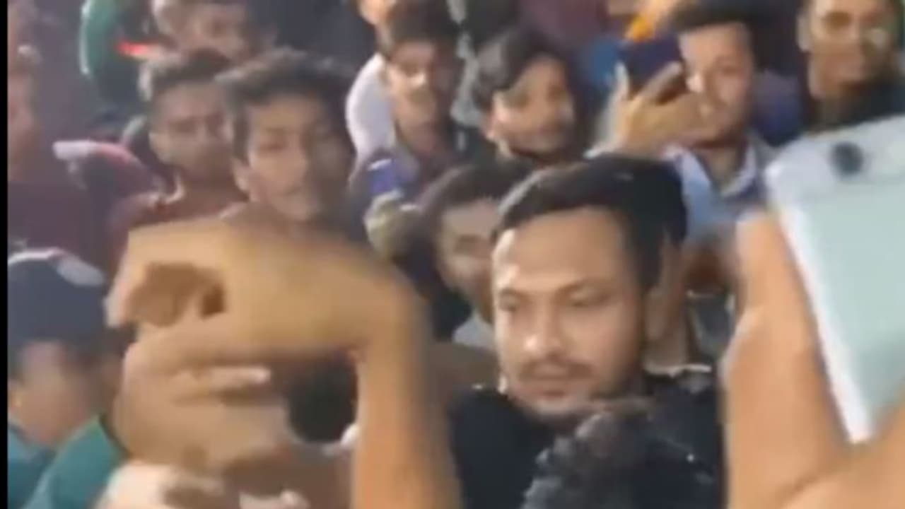 ആരാധകര് കൂട്ടത്തോടെ പൊതിഞ്ഞു, ഒടുവില് ആരാധകന് ഷാക്കിബ് അല് ഹസന്റെ വക തല്ല് വീഡിയോ ആരാധകര് കൂട്ടത്തോടെ പൊതിഞ്ഞു, ഒടുവില് ആരാധകന് ഷാക്കിബ് അല് ഹസന്റെ വക തല്ല് വീഡിയോ