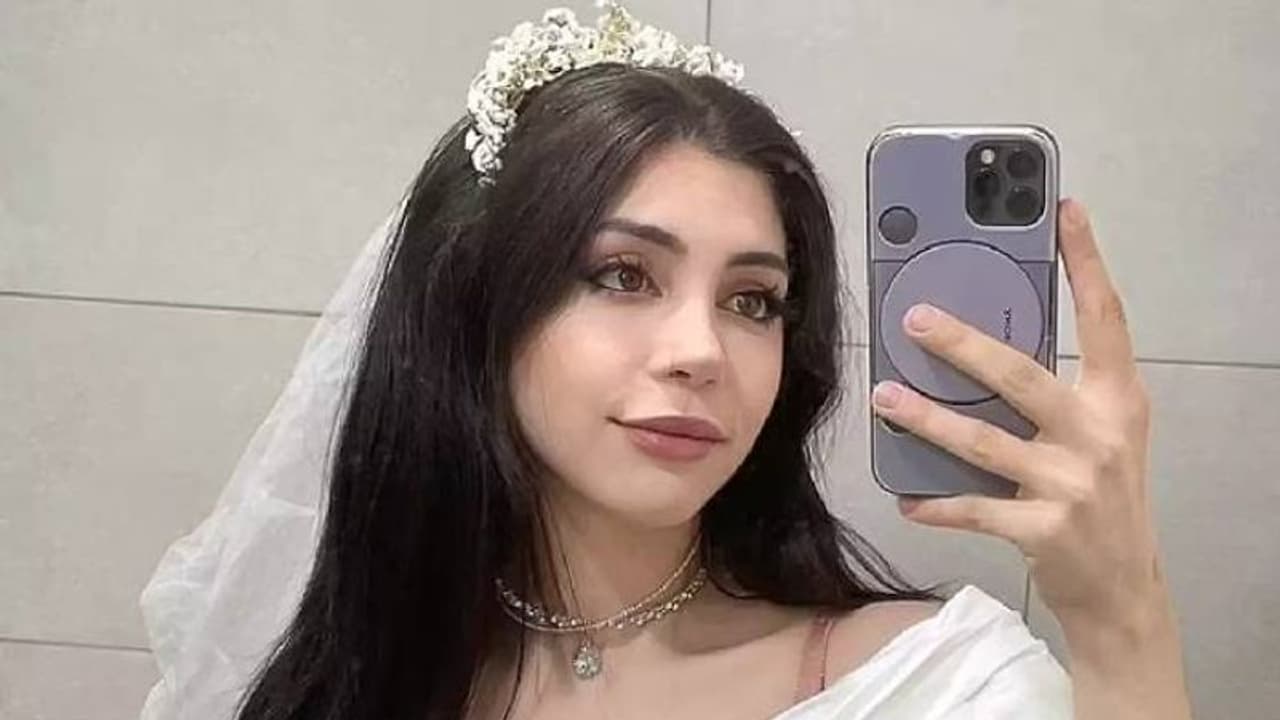 തന്നെത്തന്നെ വിവാഹം ചെയ്തു, 24 മണിക്കൂറിനുള്ളിൽ ഡിവോഴ്സും ചെയ്ത് യുവതി