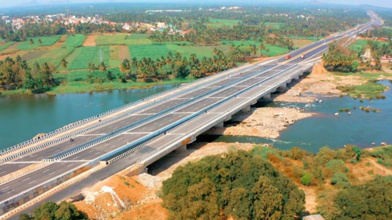 സൂപ്പര് ഹൈവേയിലേത് 'സൂപ്പര് ടോള്'; പൊട്ടിത്തെറിച്ച് കന്നഡ സംഘടനകള്, പ്രതിഷേധപ്പുകയില് കര്ണാടകം! സൂപ്പര് ഹൈവേയിലേത് 'സൂപ്പര് ടോള്'; പൊട്ടിത്തെറിച്ച് കന്നഡ സംഘടനകള്, പ്രതിഷേധപ്പുകയില് കര്ണാടകം!