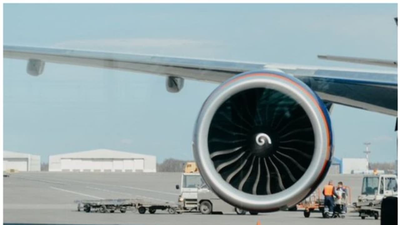 സായുധസംഘം വിമാനത്താവളത്തില് നിന്ന് 266 കോടി കവരാന് ശ്രമിച്ചു; വെടിവെയ്പ്പില് രണ്ട് മരണം സായുധസംഘം വിമാനത്താവളത്തില് നിന്ന് 266 കോടി കവരാന് ശ്രമിച്ചു; വെടിവെയ്പ്പില് രണ്ട് മരണം