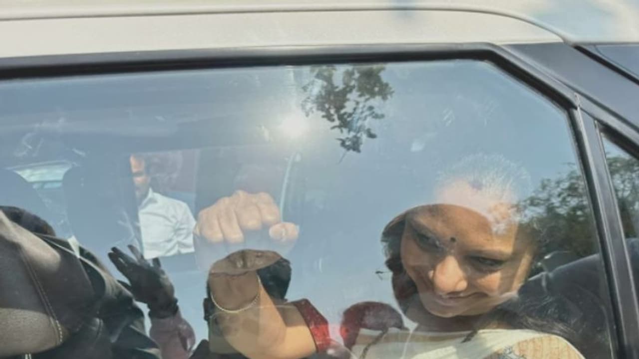 కవిత ఈడీ విచారణ: పరిస్థితిపై కేసీఆర్ ఆరా.. అరెస్ట్ చేస్తే భారీ ప్లాన్.. ఆప్ నేతలతో మంతనాలు..!! కవిత ఈడీ విచారణ: పరిస్థితిపై కేసీఆర్ ఆరా.. అరెస్ట్ చేస్తే భారీ ప్లాన్.. ఆప్ నేతలతో మంతనాలు..!!