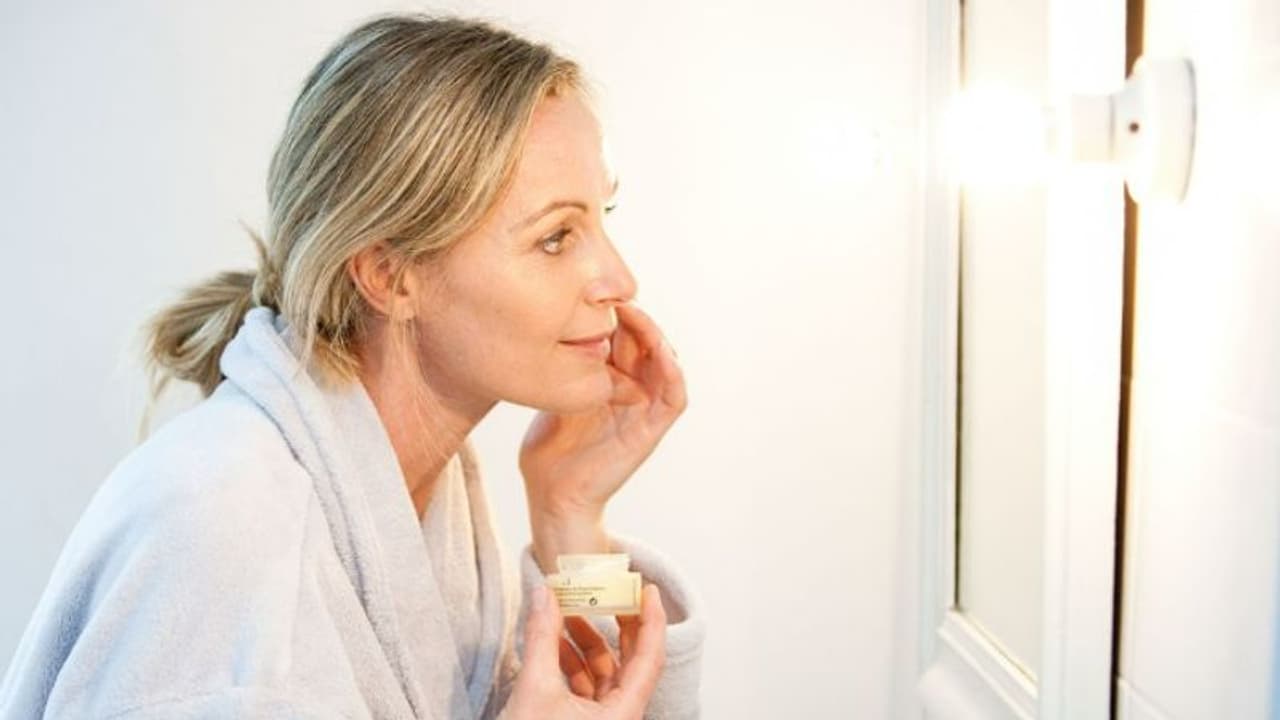 50കളിലെ ചർമ്മ സംരക്ഷണം; ശ്രദ്ധിക്കേണ്ട ചില കാര്യങ്ങള്... 50കളിലെ ചർമ്മ സംരക്ഷണം; ശ്രദ്ധിക്കേണ്ട ചില കാര്യങ്ങള്...