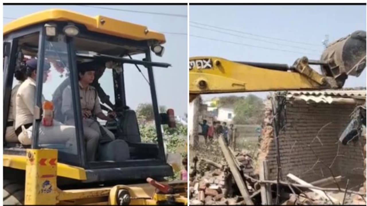 പെണ്കുട്ടിയെ കൂട്ടബലാത്സംഗം ചെയ്തു; പ്രതിയുടെ വീട് ബുൾഡോസർ ഉപയോഗിച്ച് തകർത്ത് വനിതാ പൊലീസുകാർ പെണ്കുട്ടിയെ കൂട്ടബലാത്സംഗം ചെയ്തു; പ്രതിയുടെ വീട് ബുൾഡോസർ ഉപയോഗിച്ച് തകർത്ത് വനിതാ പൊലീസുകാർ