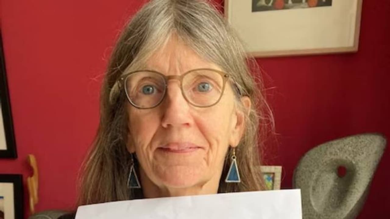 രോഗികൾക്ക് വേണ്ടി ബംഗാളിഭാഷ വെള്ളം പോലെ പറയാൻ പഠിച്ച് ലണ്ടൻ ഡോക്ടർ രോഗികൾക്ക് വേണ്ടി ബംഗാളിഭാഷ വെള്ളം പോലെ പറയാൻ പഠിച്ച് ലണ്ടൻ ഡോക്ടർ