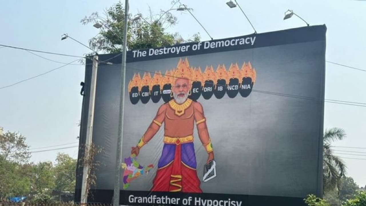ప్రజాస్వామ్య విధ్వంసకుడు.. రావణాసురుడి గెటప్ లో ప్రధాని మోడీ పోస్టర్లు ప్రజాస్వామ్య విధ్వంసకుడు.. రావణాసురుడి గెటప్ లో ప్రధాని మోడీ పోస్టర్లు