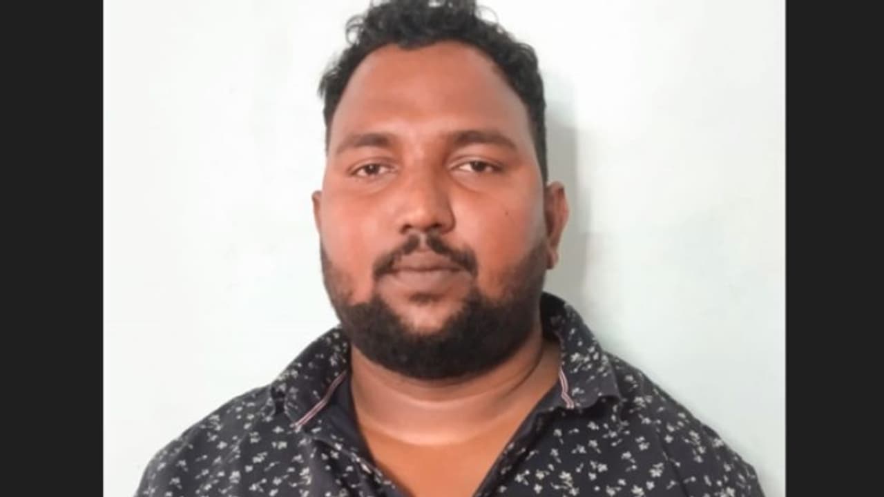 വീട്ടിലേക്ക് വിളിച്ച് വരുത്തി, അശ്ലീല ദൃശ്യം കാണിച്ചു; 13 കാരനെ പീഡിപ്പിക്കാന് ശ്രമം, യുവാവ് പിടിയില് വീട്ടിലേക്ക് വിളിച്ച് വരുത്തി, അശ്ലീല ദൃശ്യം കാണിച്ചു; 13 കാരനെ പീഡിപ്പിക്കാന് ശ്രമം, യുവാവ് പിടിയില്