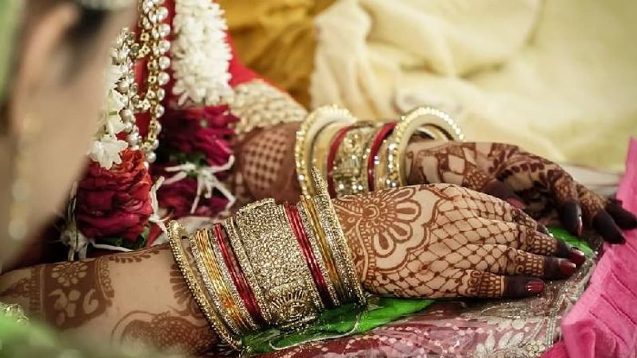 ഹാരം കൈമാറുന്നതിന് തൊട്ടുമുമ്പ് സ്ത്രീധനം ചോദിച്ചു, യുവാവിനെ മരത്തിൽ കെട്ടിയിട്ട് വധുവിന്റെ വീട്ടുകാർ