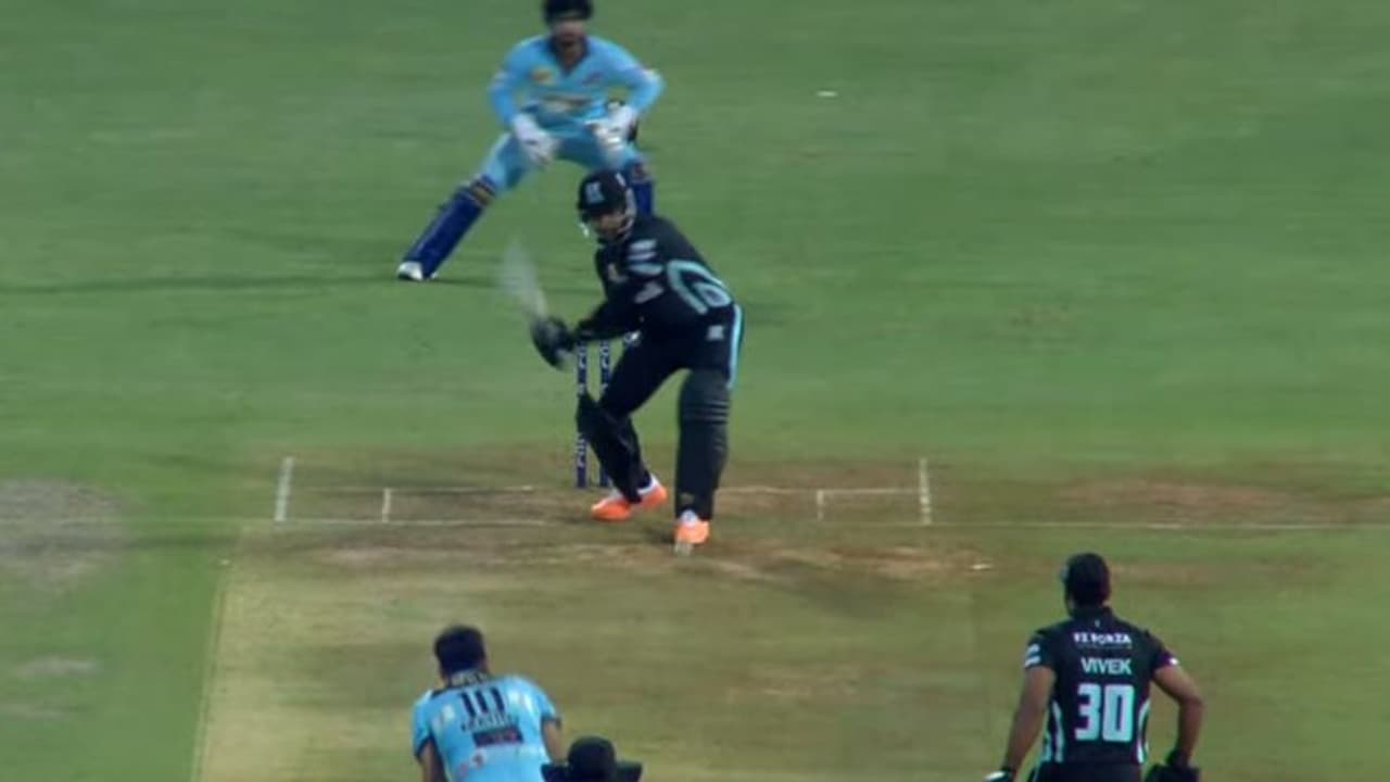 സമ്പൂര്ണ്ണ പരാജയം; സെലിബ്രിറ്റി ക്രിക്കറ്റ് ലീഗിലെ അവസാന കളിയും തോറ്റ് കേരള സ്ട്രൈക്കേഴ്സ് സമ്പൂര്ണ്ണ പരാജയം; സെലിബ്രിറ്റി ക്രിക്കറ്റ് ലീഗിലെ അവസാന കളിയും തോറ്റ് കേരള സ്ട്രൈക്കേഴ്സ്