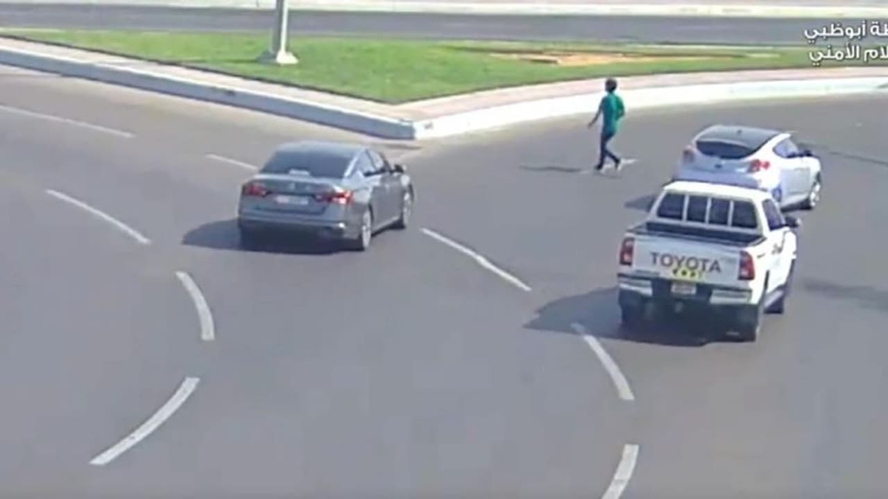 യുഎഇയിൽ അടുത്ത വർഷം മുതൽ നിയമം കർശനമാക്കുന്നു; അനുവദനീയമല്ലാത്ത സ്ഥലങ്ങളിൽ റോഡ് മുറിച്ചുകടന്നാൽ വലിയ ശിക്ഷ യുഎഇയിൽ അടുത്ത വർഷം മുതൽ നിയമം കർശനമാക്കുന്നു; അനുവദനീയമല്ലാത്ത സ്ഥലങ്ങളിൽ റോഡ് മുറിച്ചുകടന്നാൽ വലിയ ശിക്ഷ