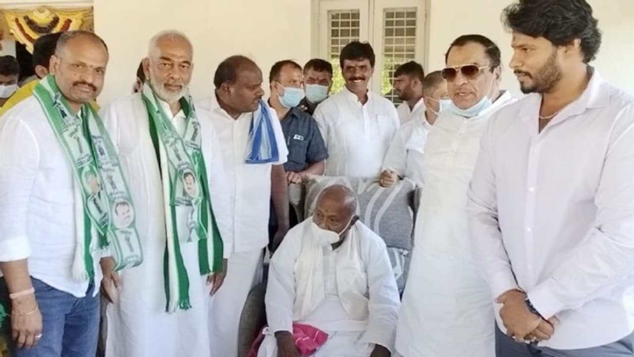 ಅಧಿಕೃತವಾಗಿ ಜೆಡಿಎಸ್ ಸೇರಿದ ಮಾಜಿ ಸಚಿವ ಎ.ಮಂಜು: ದೇವೇಗೌಡರಿಂದ ಶಾಲು ಸ್ವೀಕಾರ ಅಧಿಕೃತವಾಗಿ ಜೆಡಿಎಸ್ ಸೇರಿದ ಮಾಜಿ ಸಚಿವ ಎ.ಮಂಜು: ದೇವೇಗೌಡರಿಂದ ಶಾಲು ಸ್ವೀಕಾರ