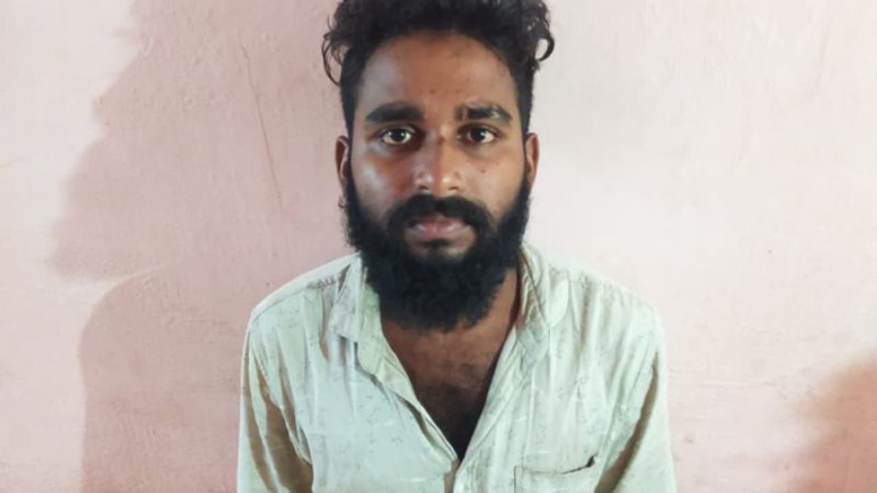 സ്കൂൾ വിട്ട് മടങ്ങവെ പ്ലസ് വണ് ക്ലാസുകാരന് ക്രൂര മർദ്ദനം, കത്തികൊണ്ട് കുത്താൻ ശ്രമം; ആട് സിജു പിടിയിൽ സ്കൂൾ വിട്ട് മടങ്ങവെ പ്ലസ് വണ് ക്ലാസുകാരന് ക്രൂര മർദ്ദനം, കത്തികൊണ്ട് കുത്താൻ ശ്രമം; ആട് സിജു പിടിയിൽ