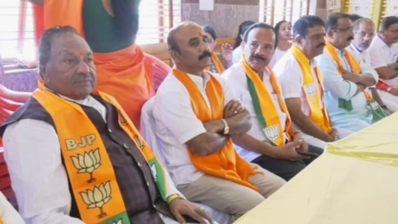 ಕಾಂಗ್ರೆಸ್ ನಾಯಿಗಳು ಮೋದಿ, ಬೊಮ್ಮಾಯಿಯನ್ನು ಕೆಟ್ಟದ್ದಾಗಿ ಬೈಯುತ್ತವೆ: ಈಶ್ವರಪ್ಪ ಕಾಂಗ್ರೆಸ್ ನಾಯಿಗಳು ಮೋದಿ, ಬೊಮ್ಮಾಯಿಯನ್ನು ಕೆಟ್ಟದ್ದಾಗಿ ಬೈಯುತ್ತವೆ: ಈಶ್ವರಪ್ಪ