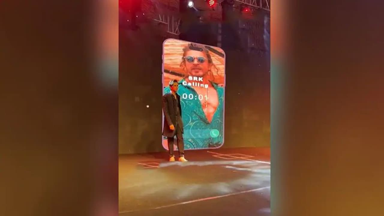 పెండ్లి వేడుకలో షారుఖ్ ఖాన్.. వధువుకు సర్ ప్రైజ్ ఇచ్చిన వరుడు.. వైరల్ వీడియో పెండ్లి వేడుకలో షారుఖ్ ఖాన్.. వధువుకు సర్ ప్రైజ్ ఇచ్చిన వరుడు.. వైరల్ వీడియో