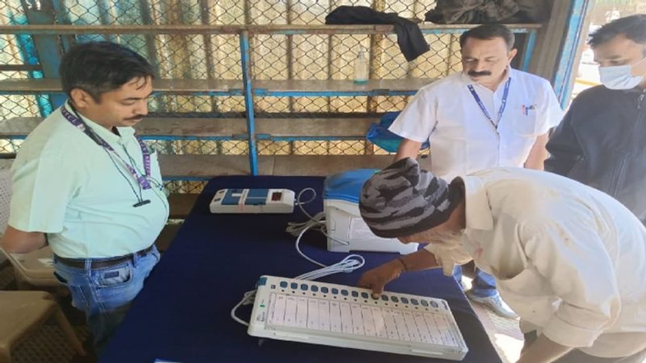 ಚುನಾವಣಾ ಆಯೋಗಕ್ಕೆ ವರದಾನವಾದ ದತ್ತ ಪೀಠದ ಉರುಸ್ : ಇವಿಎಂ ಮತದಾನ ಪ್ರಾತ್ಯಾಕ್ಷಿಕೆ ಚುನಾವಣಾ ಆಯೋಗಕ್ಕೆ ವರದಾನವಾದ ದತ್ತ ಪೀಠದ ಉರುಸ್ : ಇವಿಎಂ ಮತದಾನ ಪ್ರಾತ್ಯಾಕ್ಷಿಕೆ