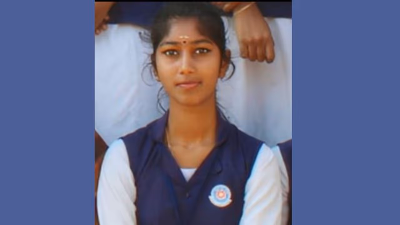 പലക്കാട്ട് വിദ്യാര്‍ത്ഥിനി തൂങ്ങിമരിച്ച നിലയിൽ, കാരണം ഫോൺ നോക്കിയതിന് വീട്ടുകാർ വഴക്കുപറഞ്ഞതെന്ന് പൊലീസ്