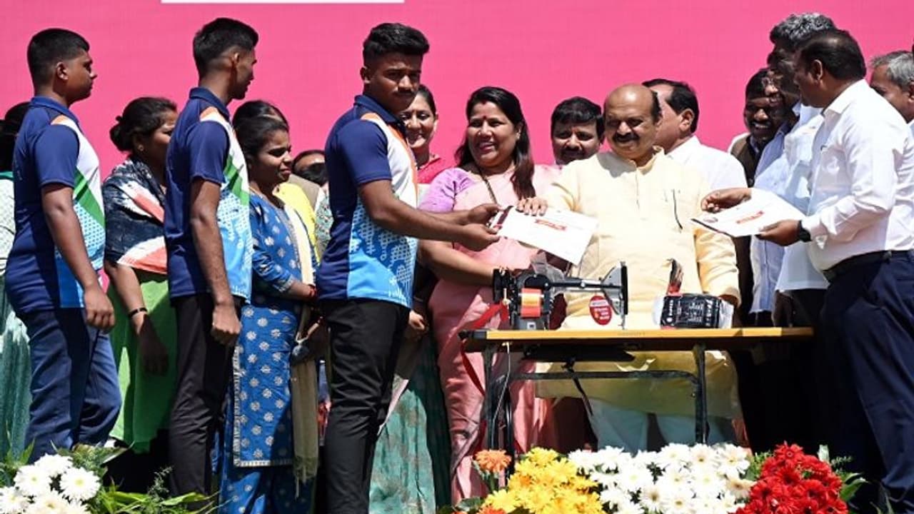 ಒಂದೇ ದಿನ 1.14 ಲಕ್ಷ ಫಲಾನುಭವಿಗಳಿಗೆ ಸವಲತ್ತು: ಸಿಎಂ ಬೊಮ್ಮಾಯಿ ಒಂದೇ ದಿನ 1.14 ಲಕ್ಷ ಫಲಾನುಭವಿಗಳಿಗೆ ಸವಲತ್ತು: ಸಿಎಂ ಬೊಮ್ಮಾಯಿ