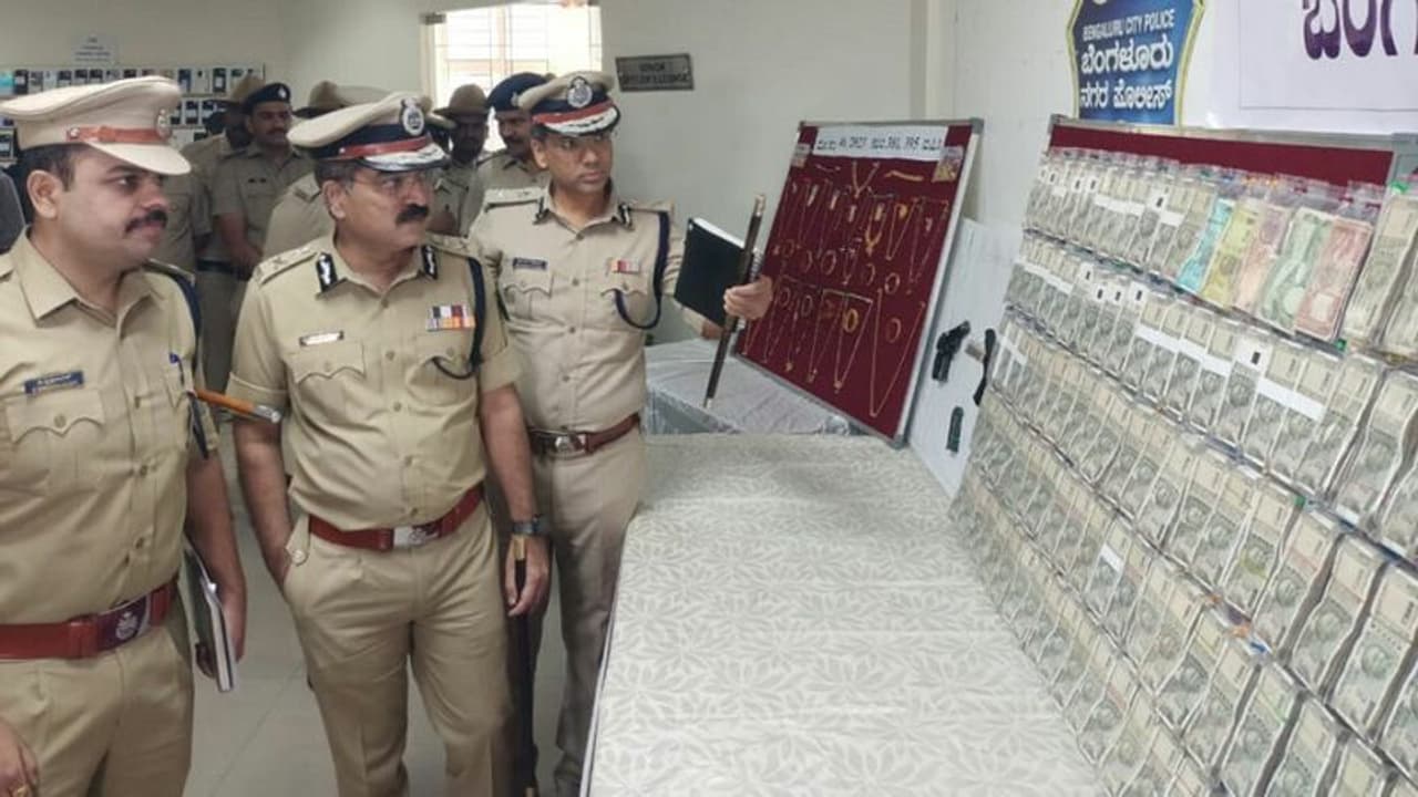 ನೇಪಾಳಿ ಗ್ಯಾಂಗ್ನಿಂದ 2 ಕೆಜಿ ಚಿನ್ನ ಲೂಟಿ: 12 ಮಂದಿಯ ಬಂಧನ ನೇಪಾಳಿ ಗ್ಯಾಂಗ್ನಿಂದ 2 ಕೆಜಿ ಚಿನ್ನ ಲೂಟಿ: 12 ಮಂದಿಯ ಬಂಧನ