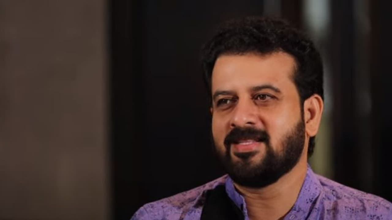 ഞാന്‍ 25 വര്‍ഷം മുന്‍പ് ജാതിവാല്‍ മുറിച്ചത് ട്രെന്‍റ് നോക്കിയല്ല; അതിനൊരു കാരണമുണ്ടെന്ന് സാജന്‍ സൂര്യ