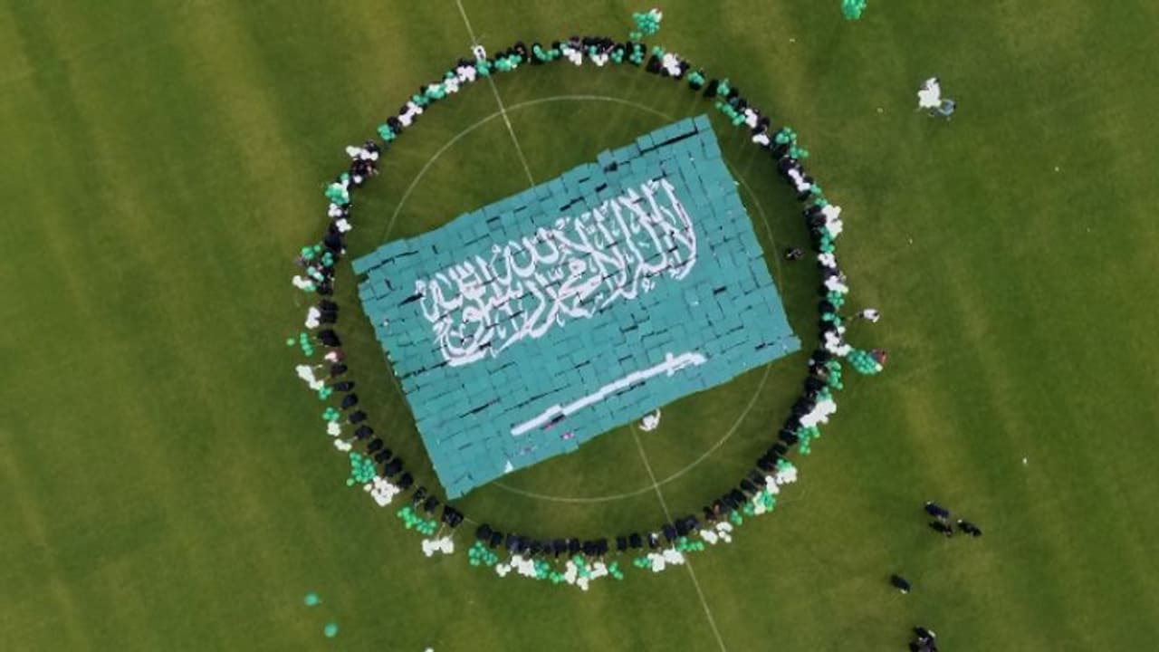 പതാകദിനത്തിൽ ജീവനക്കാരെ അണിനിരത്തി സൗദി ദേശീയ പതാകയൊരുക്കി ലുലു പതാകദിനത്തിൽ ജീവനക്കാരെ അണിനിരത്തി സൗദി ദേശീയ പതാകയൊരുക്കി ലുലു