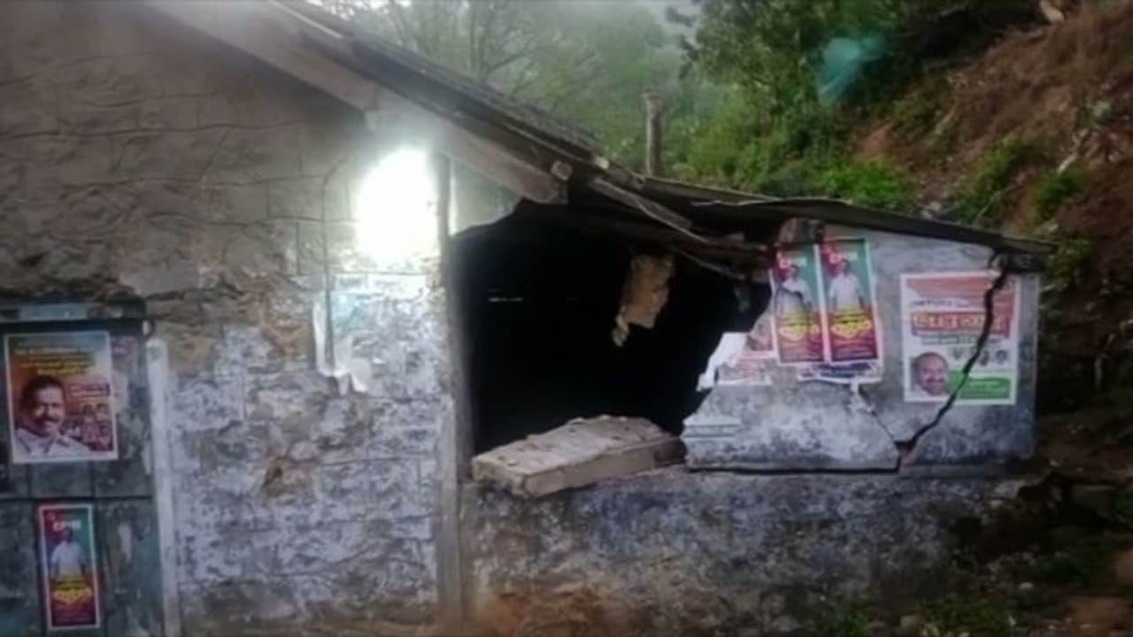 രാത്രയിൽ വിറപ്പിച്ച് അരികൊമ്പൻ; പേടിച്ചോടിയ ക്യാന്റീൻ നടത്തുന്നയാളുടെ പിന്നാലെ പാഞ്ഞു, തലനാരിഴയ്ക്ക് രക്ഷ രാത്രയിൽ വിറപ്പിച്ച് അരികൊമ്പൻ; പേടിച്ചോടിയ ക്യാന്റീൻ നടത്തുന്നയാളുടെ പിന്നാലെ പാഞ്ഞു, തലനാരിഴയ്ക്ക് രക്ഷ