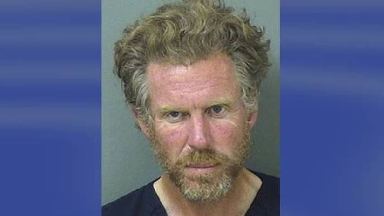 നഗ്നനായി റോഡിലിറങ്ങി നടന്നതിന് പൊലീസ് പിടിച്ചു, താൻ അന്യഗ്രഹത്തിൽ നിന്നും വരുന്നയാളാണെന്ന് 44 കാരൻ നഗ്നനായി റോഡിലിറങ്ങി നടന്നതിന് പൊലീസ് പിടിച്ചു, താൻ അന്യഗ്രഹത്തിൽ നിന്നും വരുന്നയാളാണെന്ന് 44 കാരൻ