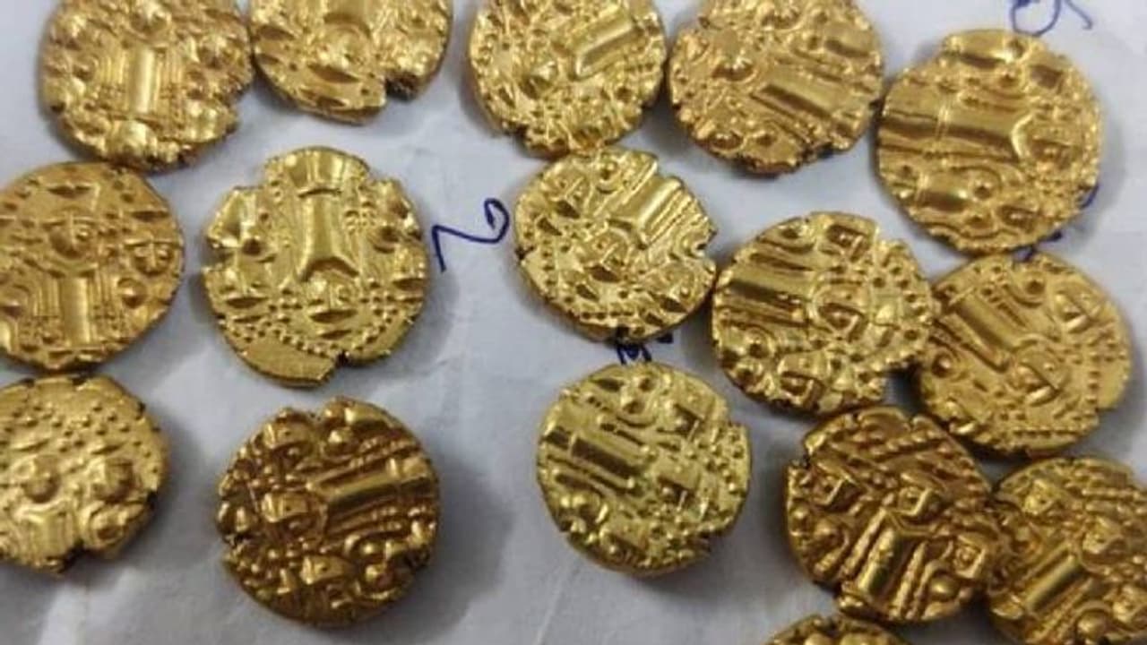 വീട് നിർമാണത്തിനിടെ കണ്ടെത്തിയത് നൂറ്റാണ്ടുകൾ പഴക്കമുള്ള നാണയങ്ങളും വെള്ളി ആഭരണങ്ങളും വീട് നിർമാണത്തിനിടെ കണ്ടെത്തിയത് നൂറ്റാണ്ടുകൾ പഴക്കമുള്ള നാണയങ്ങളും വെള്ളി ആഭരണങ്ങളും