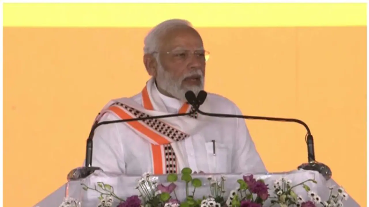 என்னை குழி தோண்டி புதைப்பதில் காங்கிரஸ் மும்முரமாக உள்ளது: பிரதமர் மோடி