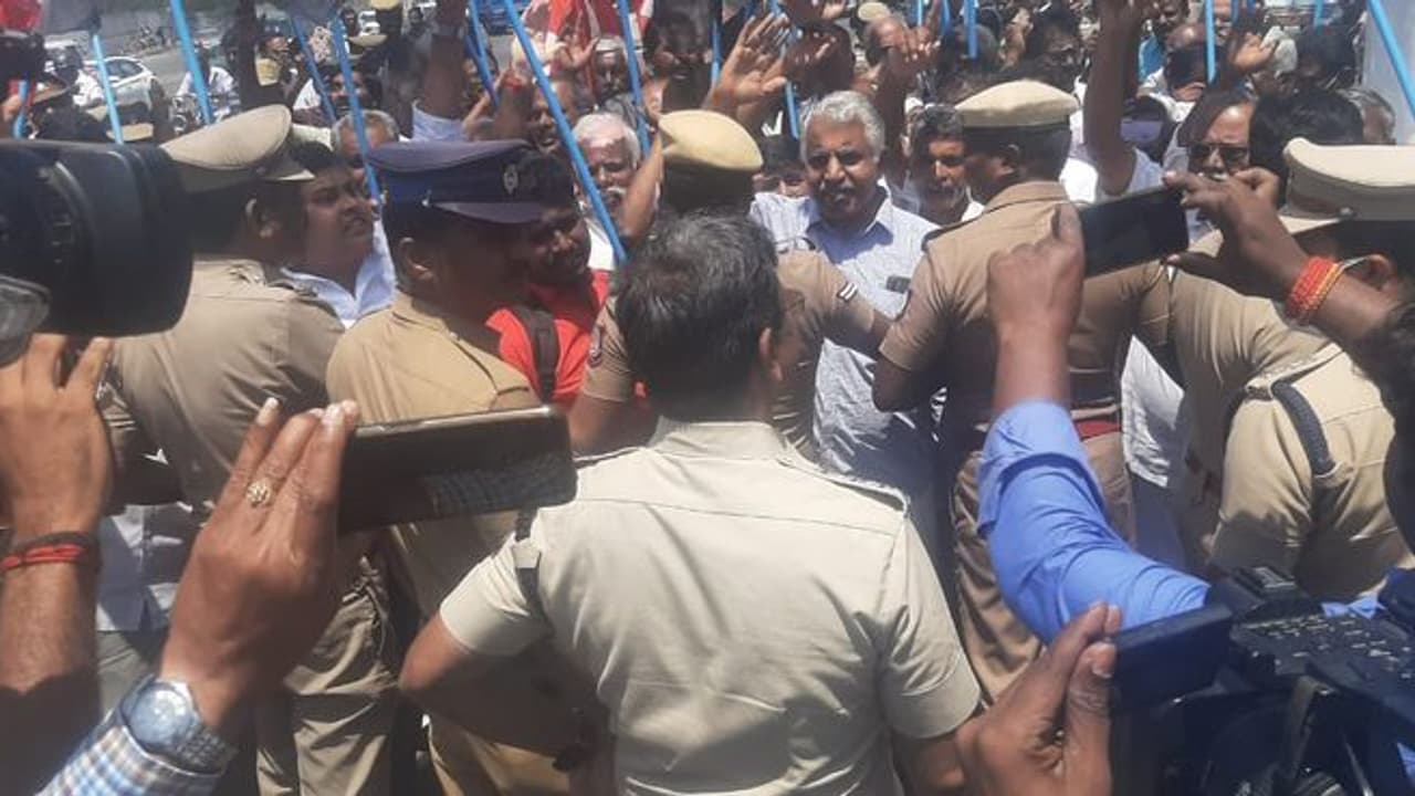 ஆளுநருக்கு எதிராக கருப்பு கொடி ஆர்ப்பாட்டம்... 50க்கும் மேற்பட்ட மார்க். கம்யூ. கட்சியினர் கைது!! ஆளுநருக்கு எதிராக கருப்பு கொடி ஆர்ப்பாட்டம்... 50க்கும் மேற்பட்ட மார்க். கம்யூ. கட்சியினர் கைது!!