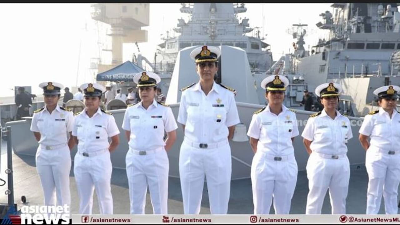 கடற்படை அதிகாரிகள் கையில் தடி எதுக்கு? காலனி ஆதிக்க நடைமுறைக்கு குட் பை சொல்லும் கடற்படை! கடற்படை அதிகாரிகள் கையில் தடி எதுக்கு? காலனி ஆதிக்க நடைமுறைக்கு குட் பை சொல்லும் கடற்படை!