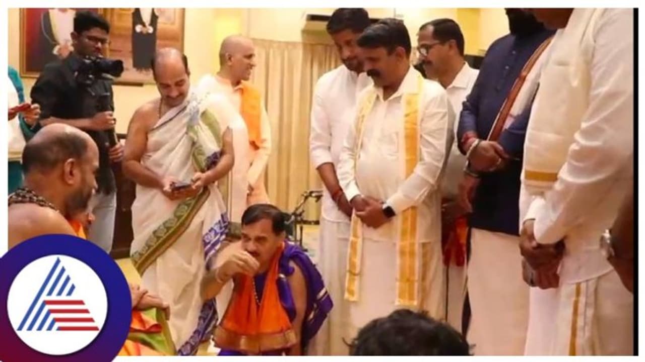 ವಿಜಯ ಕುಮಾರ್ ಕೊಡಿಯಾಲಬೈಲ್ ನಿರ್ದೇಶನದ 'ಶಿವದೂತೆ ಗುಳಿಗೆ' ಮಸ್ಕತ್ ನಲ್ಲಿ ಮೇ 12ರಂದು ಪ್ರದರ್ಶನ ವಿಜಯ ಕುಮಾರ್ ಕೊಡಿಯಾಲಬೈಲ್ ನಿರ್ದೇಶನದ 'ಶಿವದೂತೆ ಗುಳಿಗೆ' ಮಸ್ಕತ್ ನಲ್ಲಿ ಮೇ 12ರಂದು ಪ್ರದರ್ಶನ