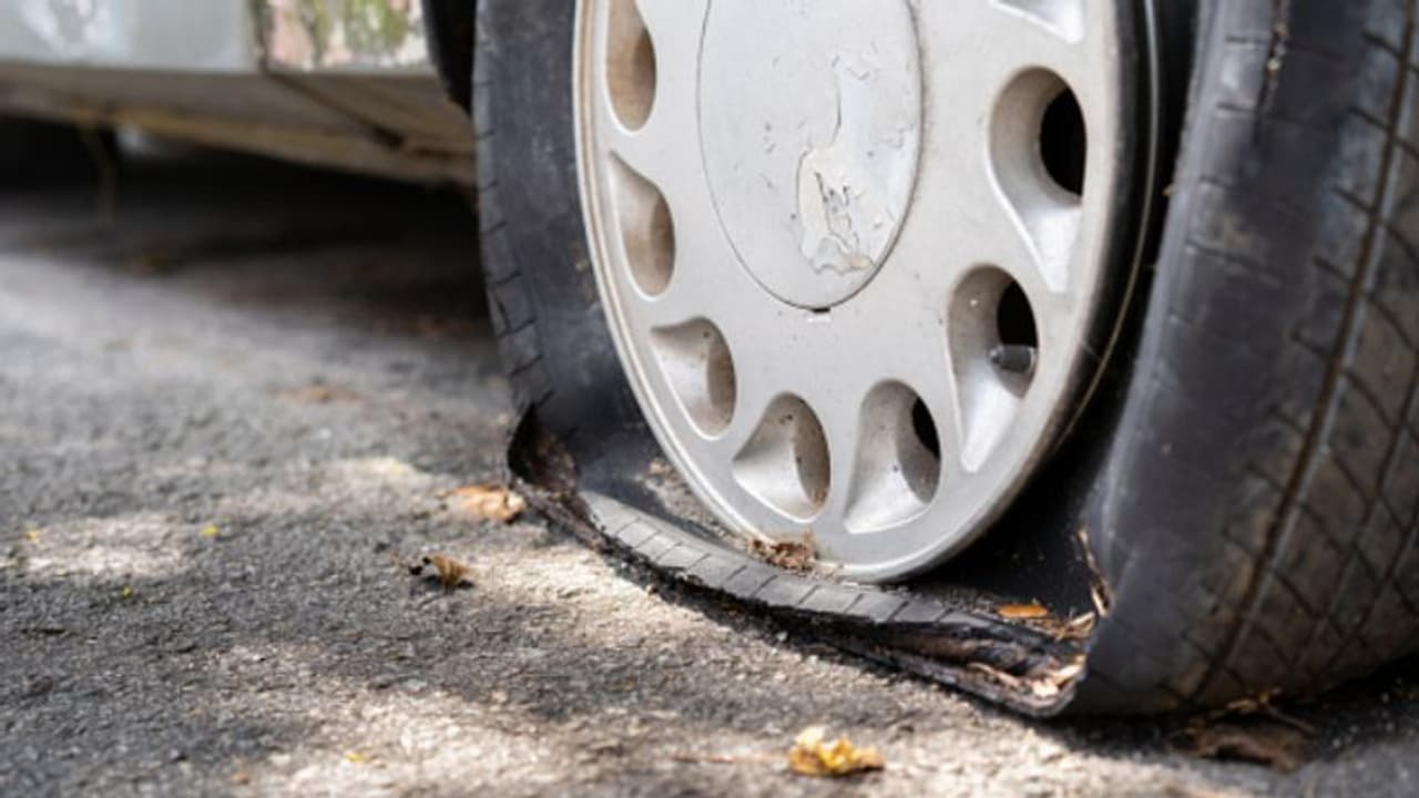 ടയര് പൊട്ടിത്തെറിച്ചത് 'ആക്ട് ഓഫ് ഗോഡ്' അല്ല; ഇന്ഷുറന്സ് കമ്പനിയുടെ വാദം തള്ളി കോടതി ടയര് പൊട്ടിത്തെറിച്ചത് 'ആക്ട് ഓഫ് ഗോഡ്' അല്ല; ഇന്ഷുറന്സ് കമ്പനിയുടെ വാദം തള്ളി കോടതി