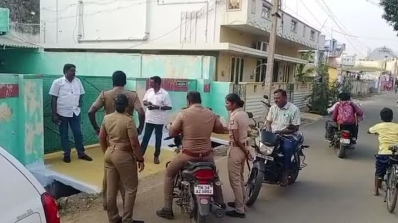 கள்ளக் காதலைக் கைவிட்ட இளைஞர் மீது கொதிக்கும் எண்ணெயைக் கொட்டிப் பழிவாங்கிய இளம்பெண்!