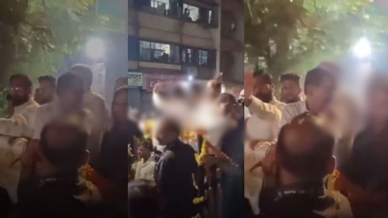 ശിവസേന എംഎൽഎ വനിതാ നേതാവിനെ ചുംബിക്കുന്നു എന്ന തരത്തിൽ വീഡിയോ പ്രചരിച്ചു, പരാതി, രണ്ടുപേര് അറസ്റ്റിൽ ശിവസേന എംഎൽഎ വനിതാ നേതാവിനെ ചുംബിക്കുന്നു എന്ന തരത്തിൽ വീഡിയോ പ്രചരിച്ചു, പരാതി, രണ്ടുപേര് അറസ്റ്റിൽ