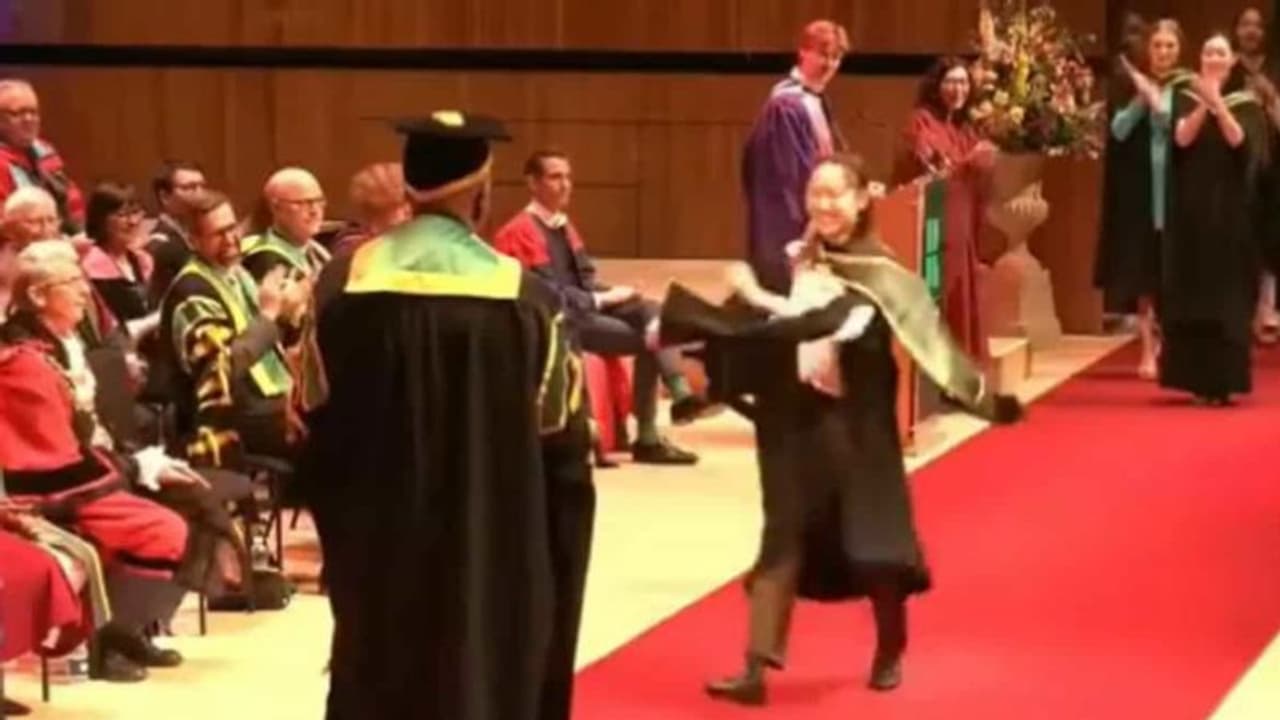 ബിരുദദാന ചടങ്ങിനിടെ വേദിയിൽ തലകുത്തി മറിഞ്ഞ് പെൺകുട്ടി; വൈറലായി വീഡിയോ ബിരുദദാന ചടങ്ങിനിടെ വേദിയിൽ തലകുത്തി മറിഞ്ഞ് പെൺകുട്ടി; വൈറലായി വീഡിയോ