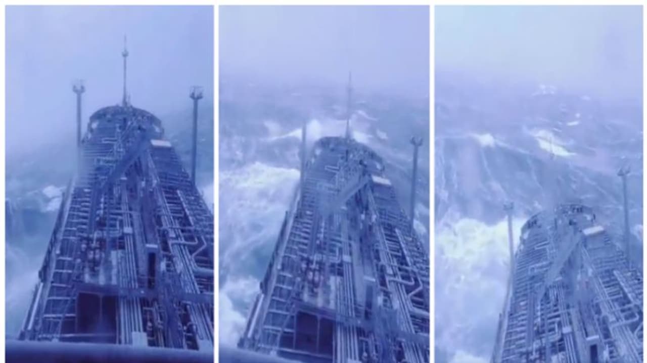 Viral Video: തിരമാലകളില് ആകാശത്തോളം ഉയര്ന്ന് ഒരു എണ്ണക്കപ്പല്; നടുക്കമുണ്ടാക്കുന്ന വീഡിയോ! Viral Video: തിരമാലകളില് ആകാശത്തോളം ഉയര്ന്ന് ഒരു എണ്ണക്കപ്പല്; നടുക്കമുണ്ടാക്കുന്ന വീഡിയോ!