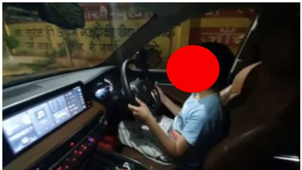 ലക്ഷ്വറി എസ്യുവി ഓടിച്ച് കുട്ടി, പിതാവിന് പൊങ്കാലയിട്ട് ജനം! ലക്ഷ്വറി എസ്യുവി ഓടിച്ച് കുട്ടി, പിതാവിന് പൊങ്കാലയിട്ട് ജനം!