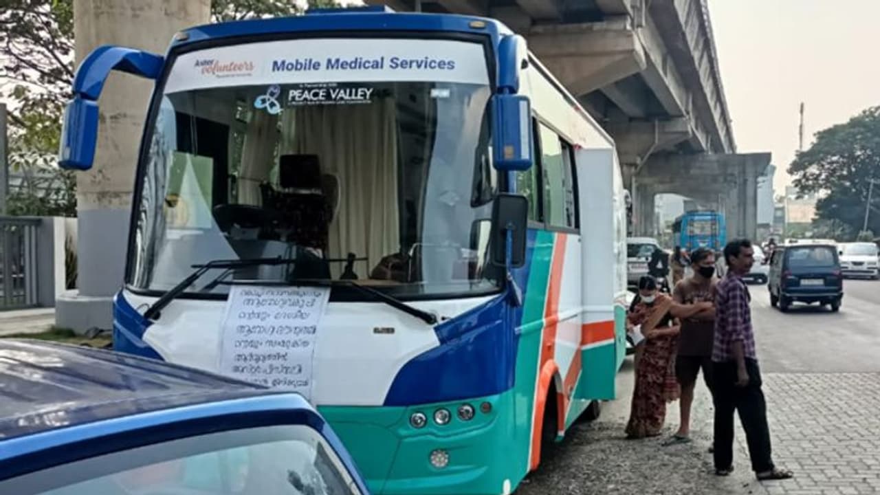 ബ്രഹ്മപുരം: അഗ്നിശമനസേനാ പ്രവർത്തകർക്ക് ആരോഗ്യ സേവനം നൽകി ആസ്റ്റർ ഹോസ്പ്പിറ്റൽസ്