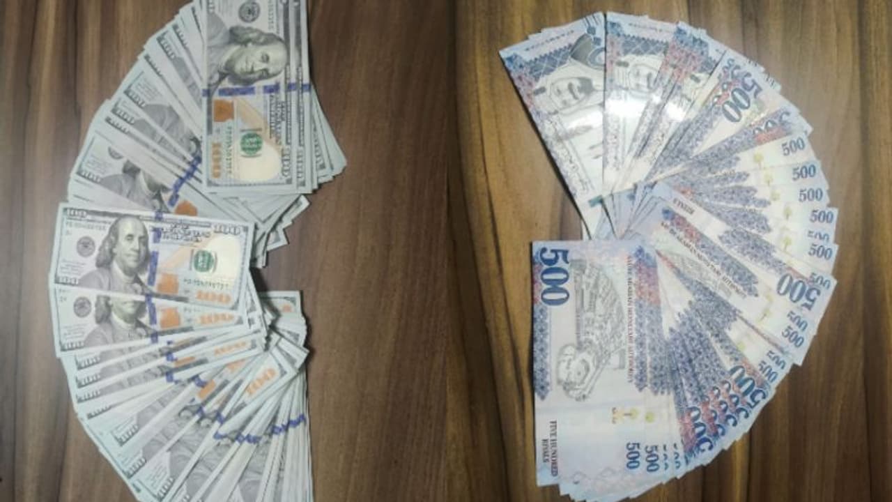 ഡോളറും സൗദി റിയാലും വിദേശത്തേക്ക് കടത്താൻ ശ്രമം: യുവാക്കൾ കണ്ണൂരിൽ പിടിയിൽ ഡോളറും സൗദി റിയാലും വിദേശത്തേക്ക് കടത്താൻ ശ്രമം: യുവാക്കൾ കണ്ണൂരിൽ പിടിയിൽ