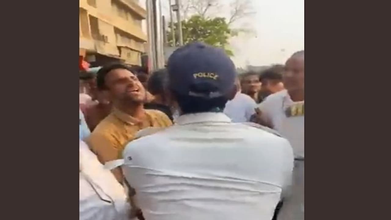 సిగ్నల్ జంప్ చేశాడని బైక్ ను ఆపితే కానిస్టేబుల్ పైనే దాడి చేసిన ఇద్దరు యువకులు.. సోషల్ మీడియాలో వీడియో వైరల్ సిగ్నల్ జంప్ చేశాడని బైక్ ను ఆపితే కానిస్టేబుల్ పైనే దాడి చేసిన ఇద్దరు యువకులు.. సోషల్ మీడియాలో వీడియో వైరల్