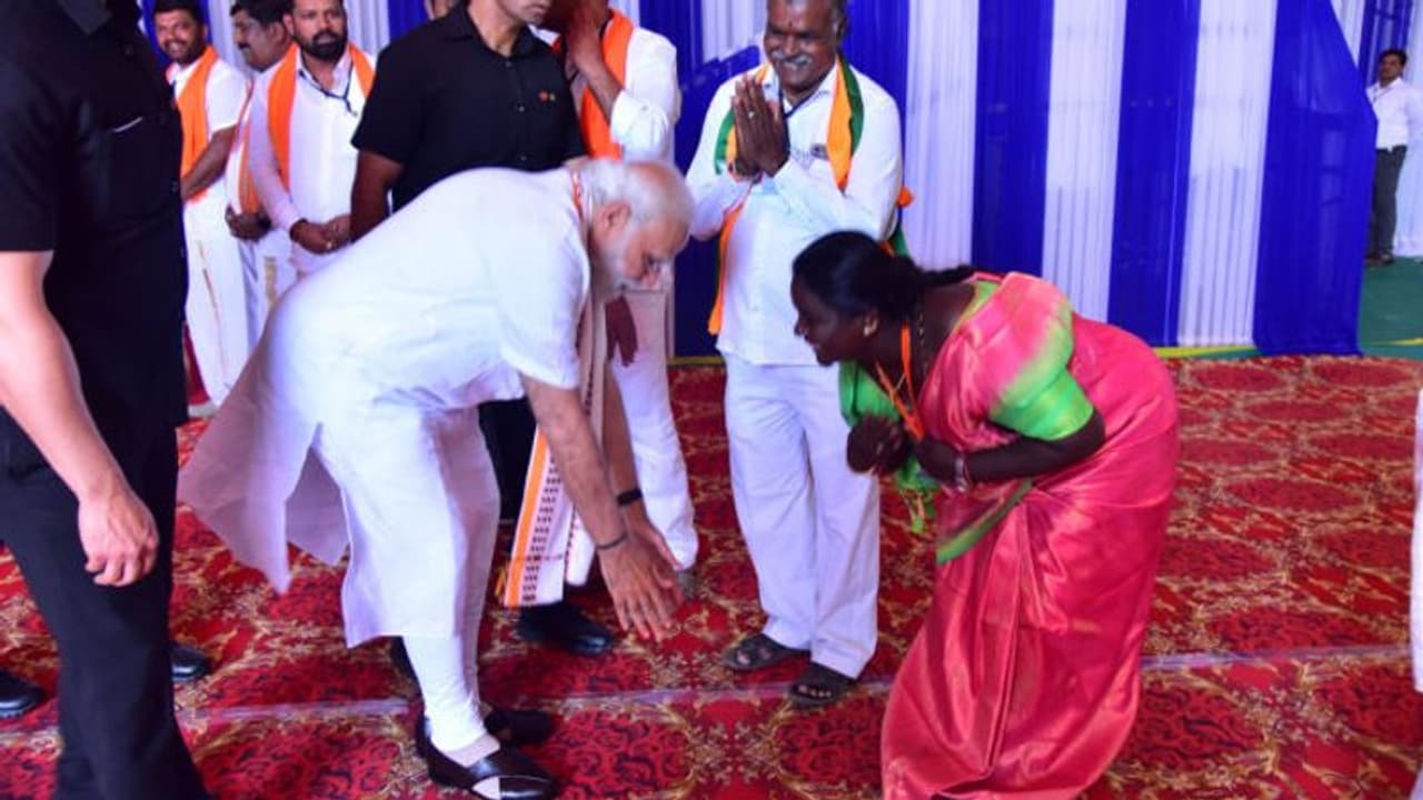 When PM Modi bowed before woman BJP member during Karnataka visit When PM Modi bowed before woman BJP member during Karnataka visit