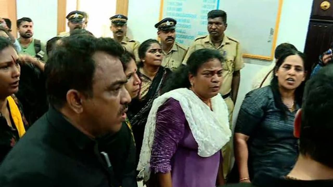 കൊച്ചി കോർപ്പറേഷനിൽ പ്രതിപക്ഷ പ്രതിഷേധം; മേയറെ തടയാൻ ശ്രമം, സംഘർഷം കൊച്ചി കോർപ്പറേഷനിൽ പ്രതിപക്ഷ പ്രതിഷേധം; മേയറെ തടയാൻ ശ്രമം, സംഘർഷം