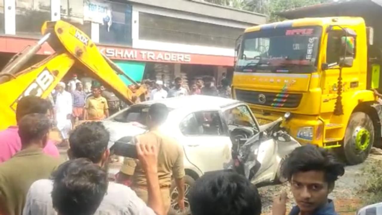 മുന്നിലുള്ള വാഹനത്തെ മറികടക്കാൻ ശ്രമം; എതിരെ വന്ന ടിപ്പർ ലോറിയിലിടിച്ച് കാർ യാത്രികർക്ക് ദാരുണാന്ത്യം മുന്നിലുള്ള വാഹനത്തെ മറികടക്കാൻ ശ്രമം; എതിരെ വന്ന ടിപ്പർ ലോറിയിലിടിച്ച് കാർ യാത്രികർക്ക് ദാരുണാന്ത്യം