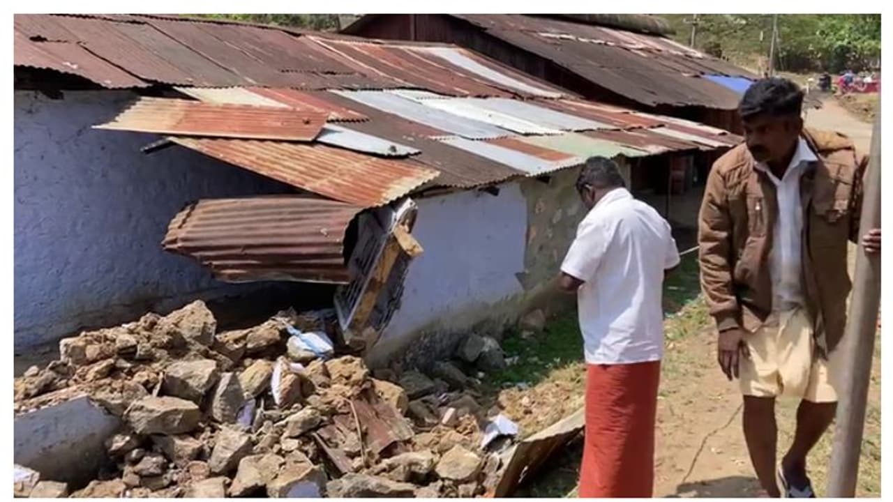 കാട്ടാന തകര്ത്ത റേഷന് കട പുനര്നിർമിച്ചില്ല; പ്രതിഷേധം, നടപടിയെന്ന് ഉറപ്പ്, സമരം അവസാനിപ്പിച്ചു കാട്ടാന തകര്ത്ത റേഷന് കട പുനര്നിർമിച്ചില്ല; പ്രതിഷേധം, നടപടിയെന്ന് ഉറപ്പ്, സമരം അവസാനിപ്പിച്ചു