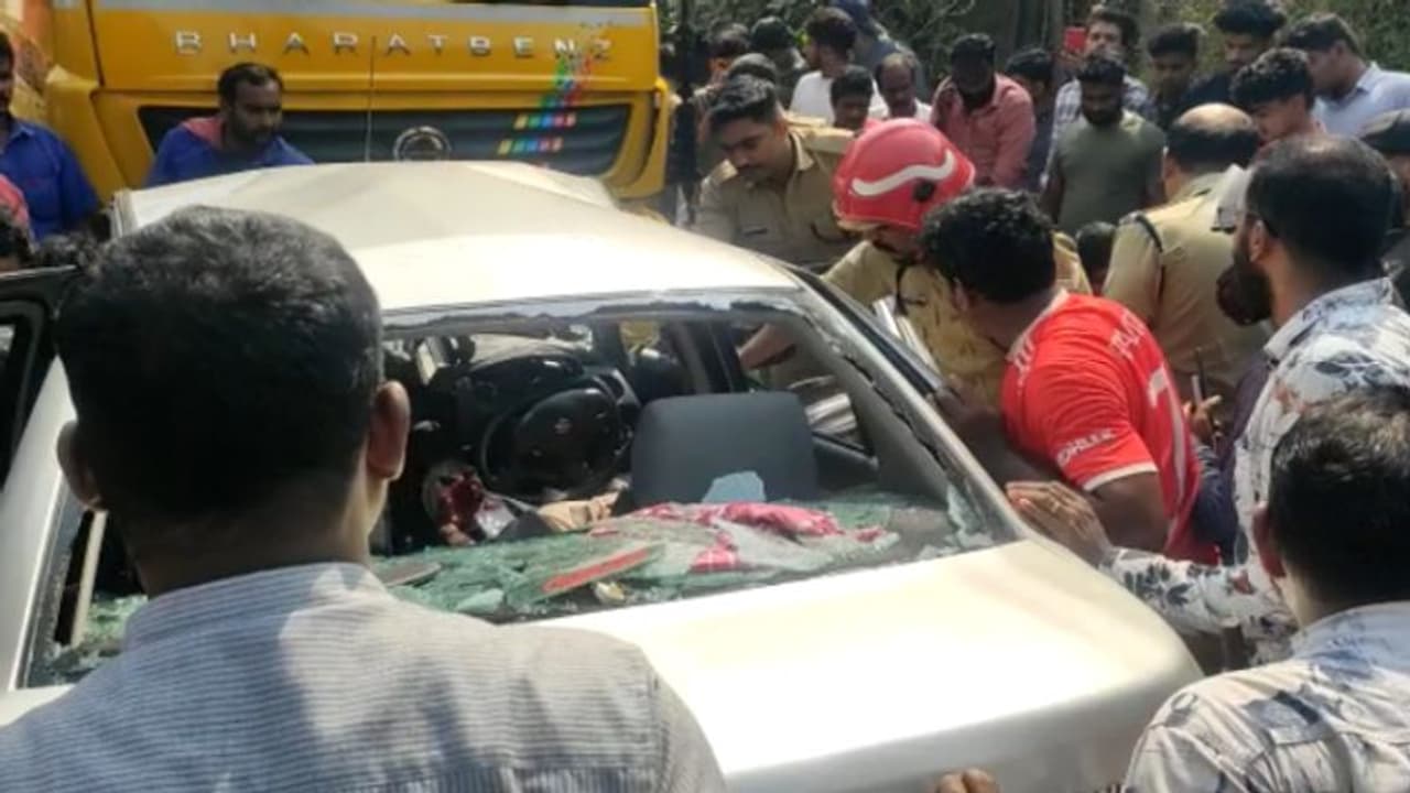 കൺമുന്നിൽ അപകടം, പാഞ്ഞെത്തിയ നാട്ടുകാർക്ക് പരിക്കേറ്റവരെ പുറത്തെത്തിക്കാനായില്ല; 2 പേർ മരിച്ചു