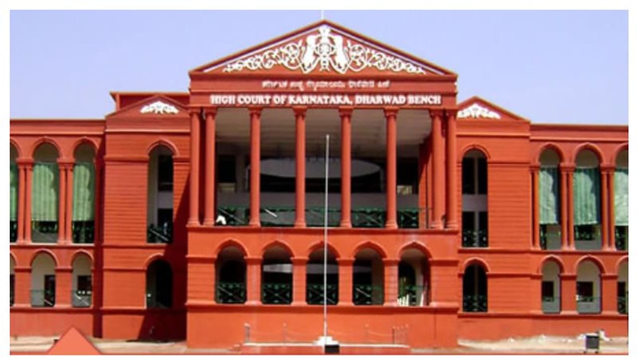 അഞ്ചുവർഷത്തോളമുള്ള ബന്ധം പീഡനമായി കണക്കാക്കാനാകില്ല; യുവാവിനെ വെറുതെ വിട്ട് കർണാടക ഹൈക്കോടതി അഞ്ചുവർഷത്തോളമുള്ള ബന്ധം പീഡനമായി കണക്കാക്കാനാകില്ല; യുവാവിനെ വെറുതെ വിട്ട് കർണാടക ഹൈക്കോടതി