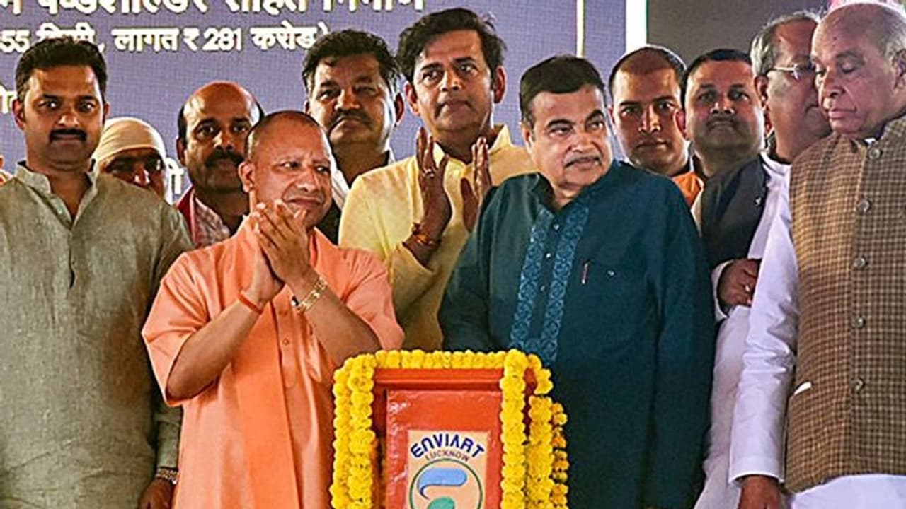 Gadkari lauds CM Adityanath for controlling crimes in UP; compares him with Lord Krishna WATCH Gadkari lauds CM Adityanath for controlling crimes in UP; compares him with Lord Krishna WATCH