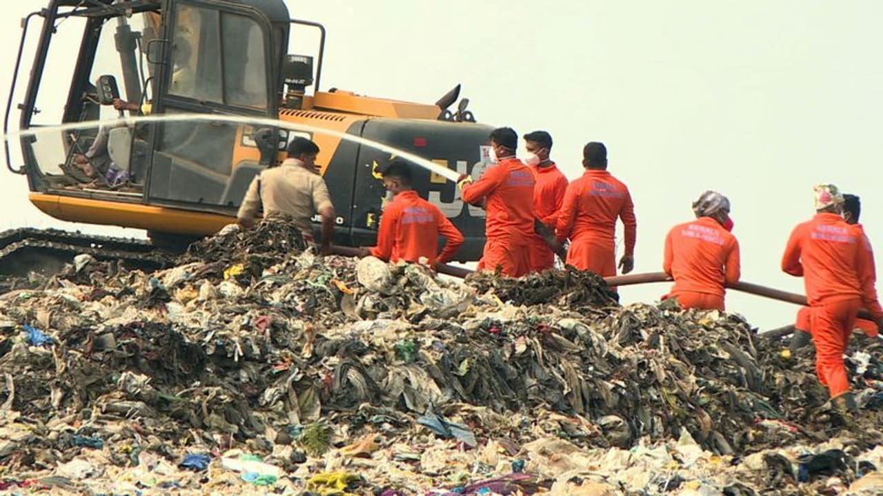 ബ്രഹ്മപുരത്തെ തീ അണച്ചെങ്കിലും 48 മണിക്കൂർ ജാഗ്രത; ആരോഗ്യ സർവേ ഇന്ന് മുതൽ ബ്രഹ്മപുരത്തെ തീ അണച്ചെങ്കിലും 48 മണിക്കൂർ ജാഗ്രത; ആരോഗ്യ സർവേ ഇന്ന് മുതൽ