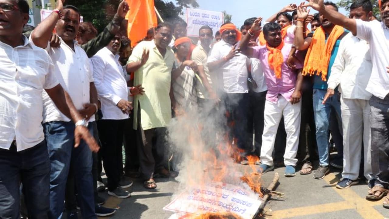 ಹಿಂದು ಧರ್ಮದ ರಕ್ಷಕನೆಂದು ಹೇಳಿಕೊಂಡು ದೇವಾಲಯದ ಭೂಮಿ ಕಬಳಿಸಿದ ಬಿಜೆಪಿ ಶಾಸಕ: ಪ್ರತಿಭಟನೆ
