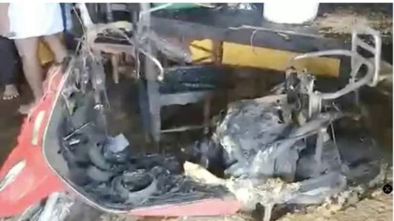  വീട്ടിൽ ചാര്‍ജ് ചെയ്യാൻ വച്ച് നിമിഷങ്ങൾ, സ്കൂട്ടര്‍ പൊട്ടിത്തെറിച്ചു, കുടുംബം രക്ഷപ്പെട്ടത് തലനാരിഴയ്ക്ക്